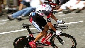 球友体育直播-推胸、推肩类健身器材的类型与正确用法指南